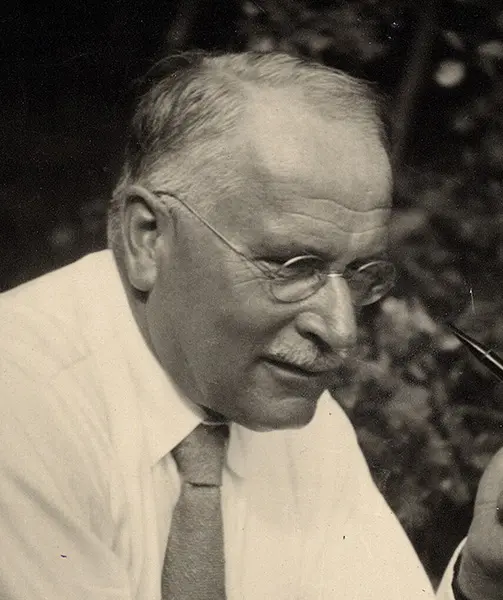 Fotografía de Carl Jung, el psicólogo que recurría a las cartas natales