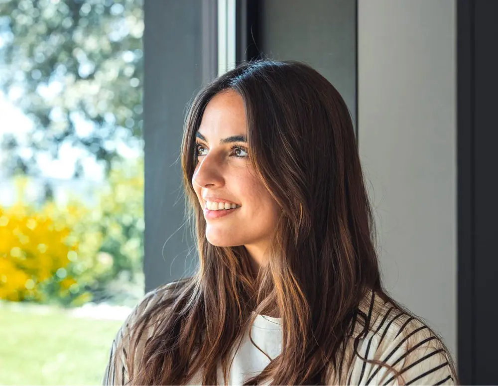Mujer descubriendo su Diseño de Origen a partir de su carta natal